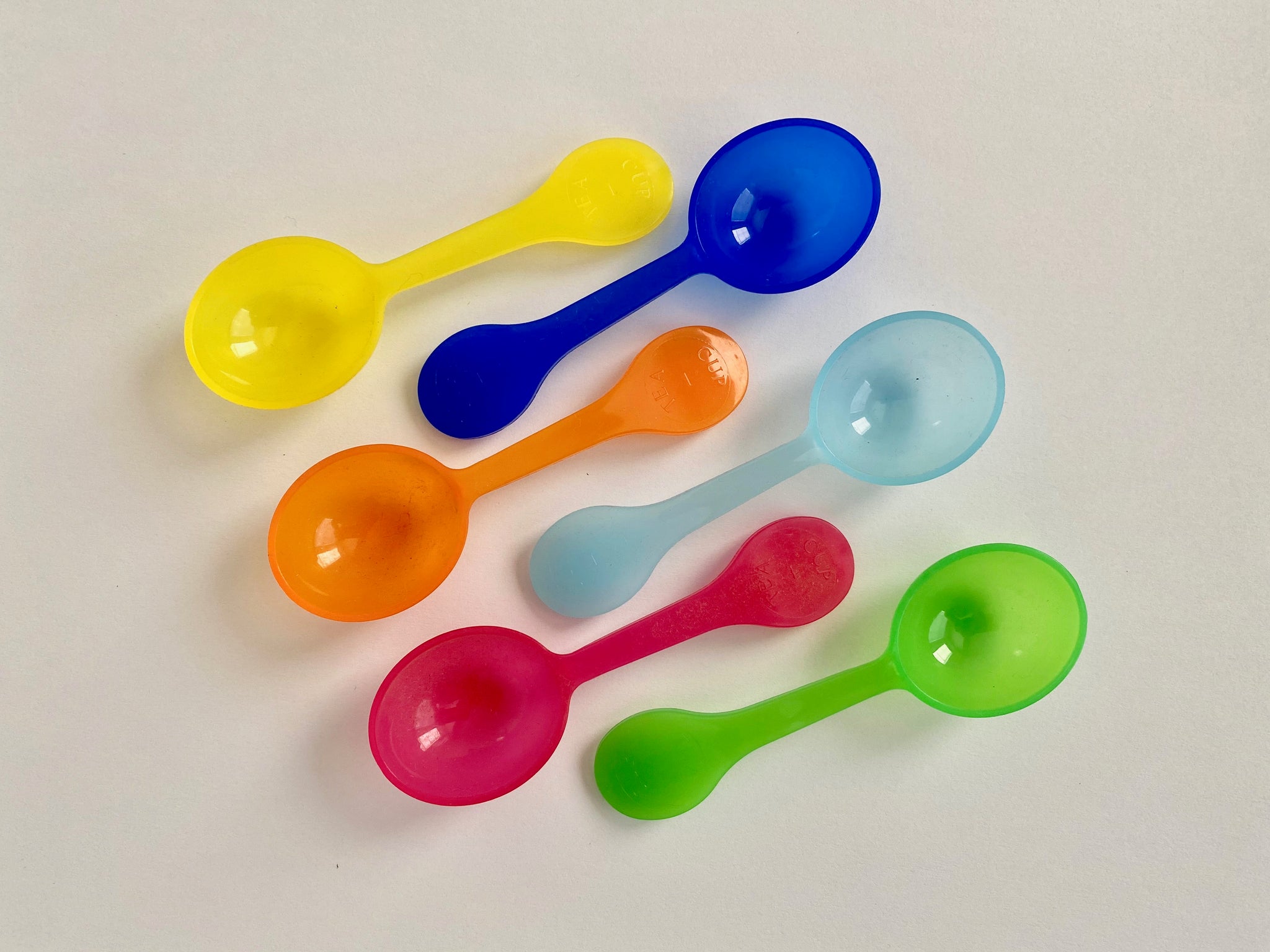 Plastic measuring spoons